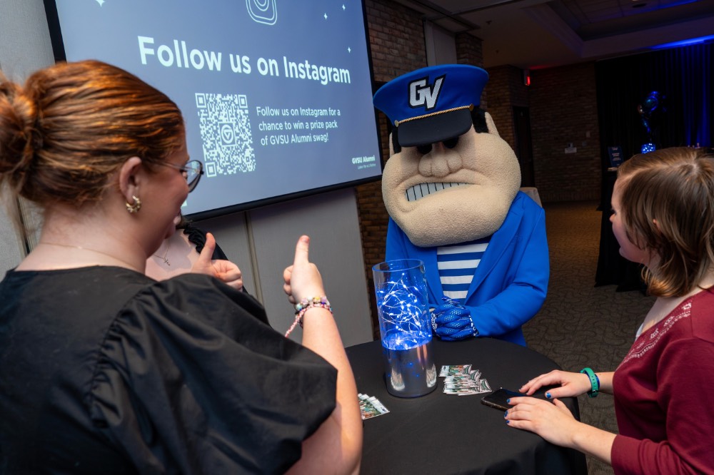 Girl gives Louie the Laker a thumbs up
